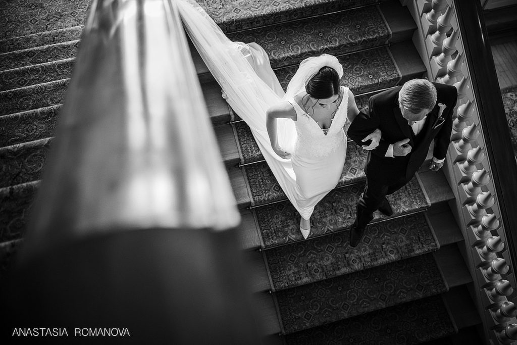 Stnnung bride is walking down the steps with her father