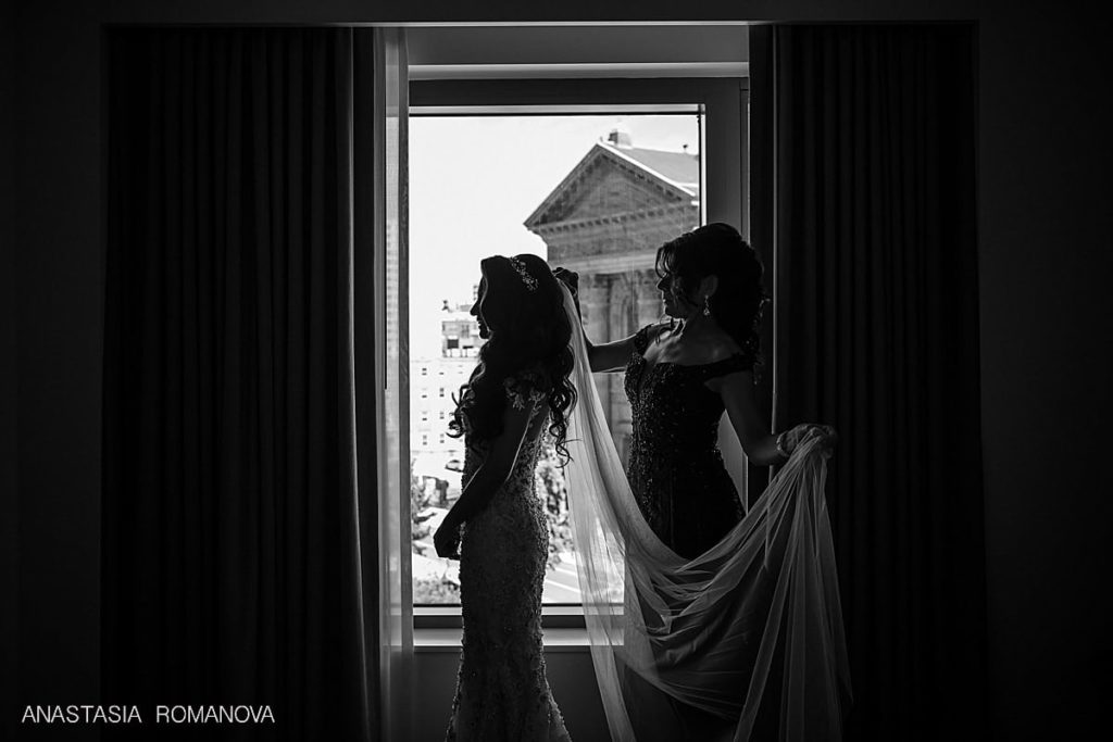Bride getting ready with her mom at Philadelphia Logan Hotel